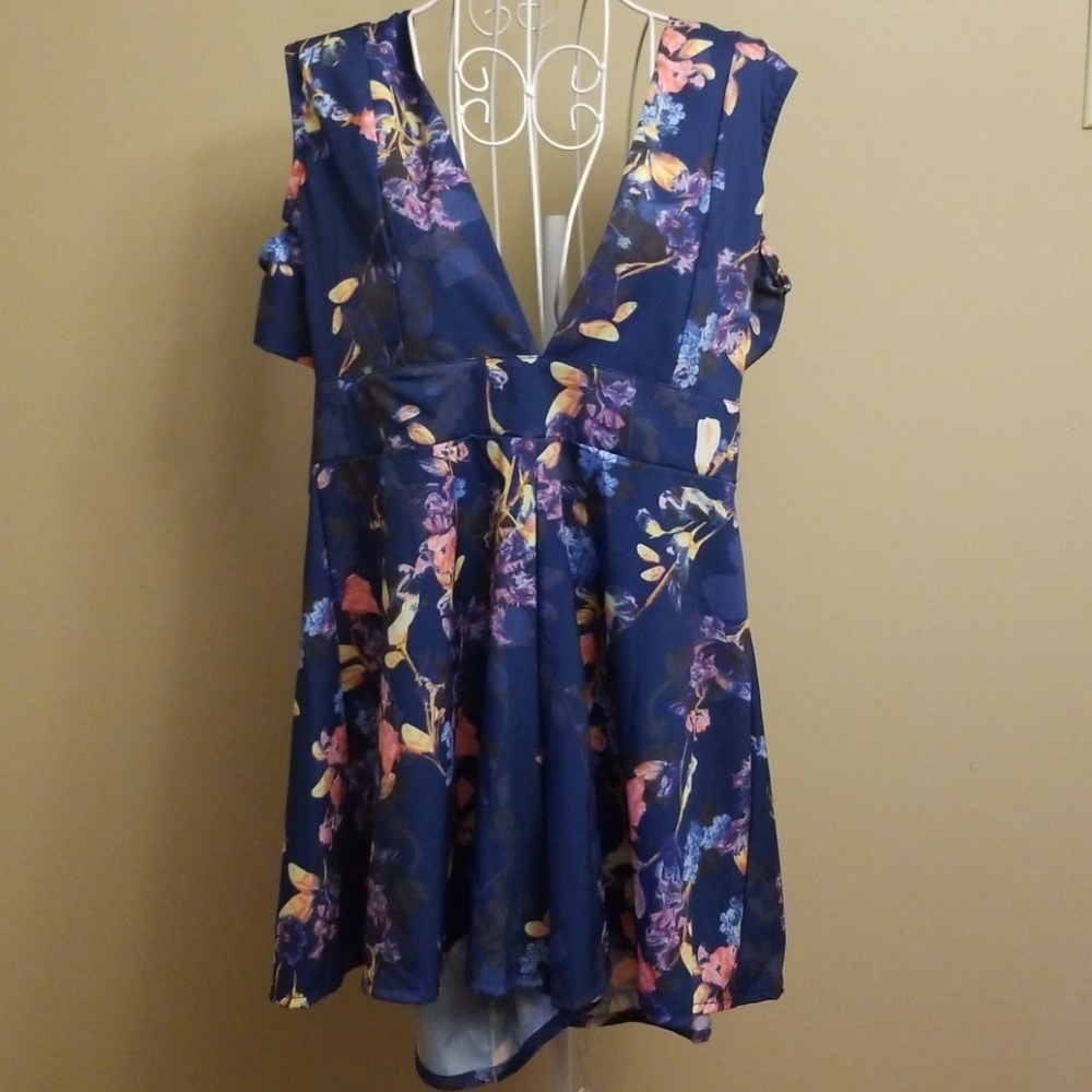 🎀Navy floral romper 💚